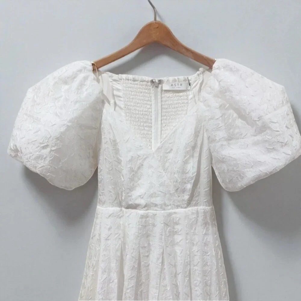 NWT ASTR Linette Puff Sleeve Tonal Jacquard Midi Dress White One Size - Picture 3 of 9